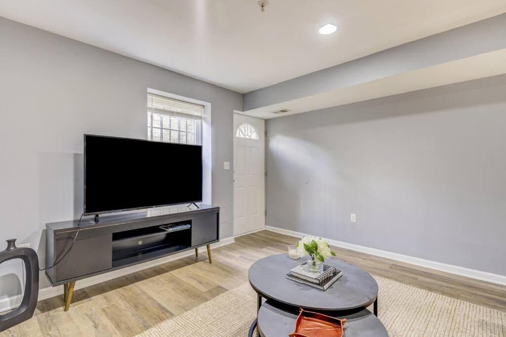 Spacious In Deanwood + Free Parking Apartamento